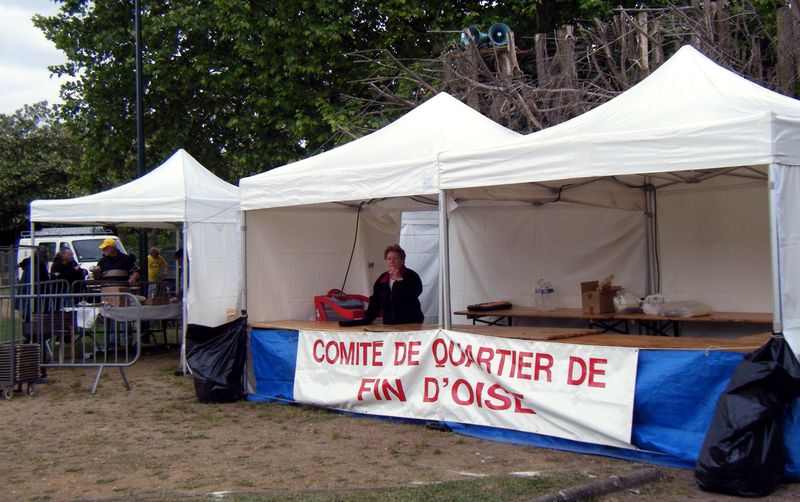 DSCF4148 brocante fin d'oise 2010 stande cté quartier