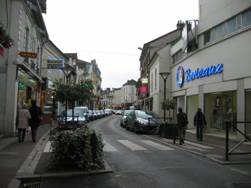 o - La rue Maurice Berteaux un soir de décembre