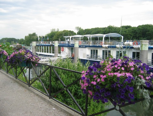 e - Embarcadère convoité par les croisièristes de la Seine