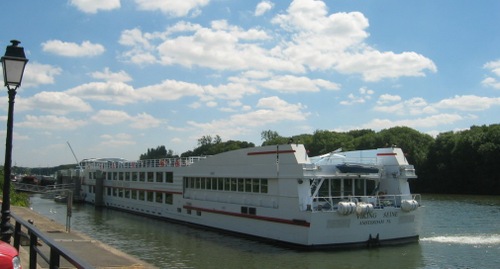 f -  Les différentes sociétés de bateaux de croisières se succédent à l'embarcadère 