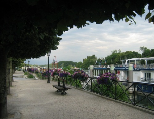 g - L'embarcadère et les quais fleuris du Port St Nicolas